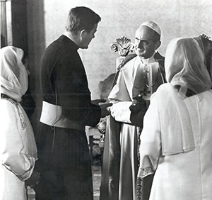 St-Pope-VI-with-Bishop-Nolan-and-children-from-Bethlehem_sm.jpg